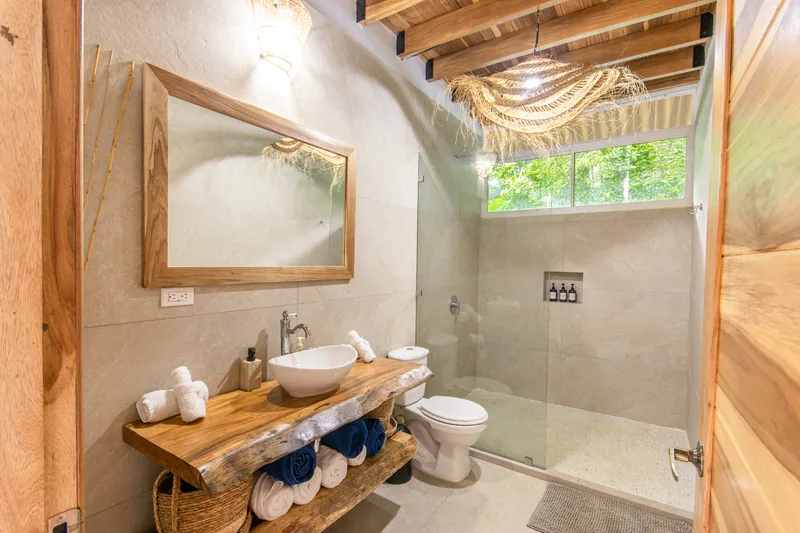 Baño de diseño con ducha tipo walk-in en Crystal Jungle Villa