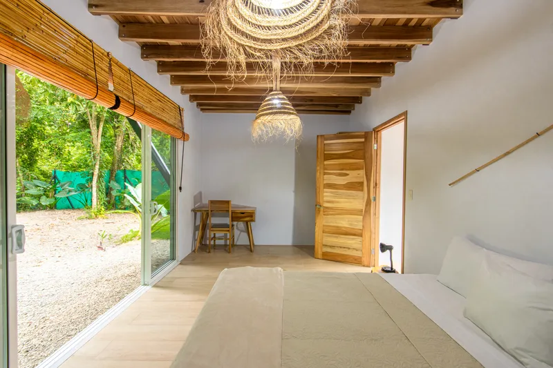 Habitación planta baja — luz natural desde la puerta corredera al jardín