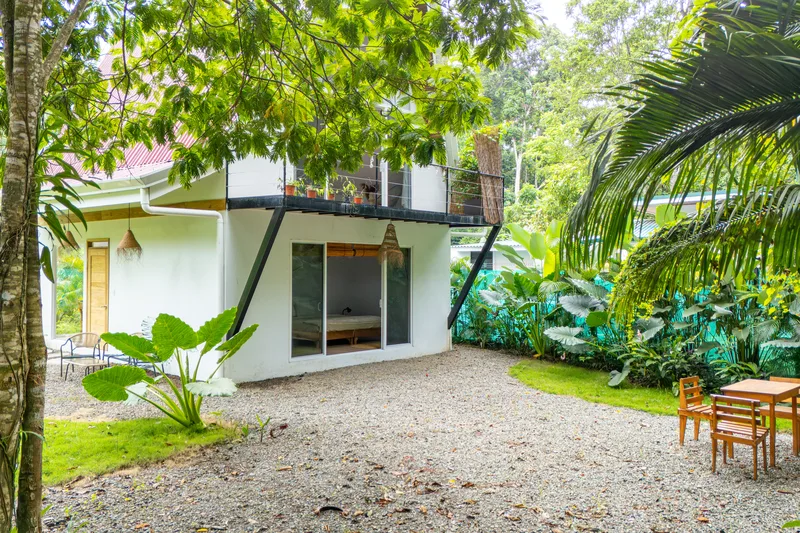 Patio de grava y área de descanso exterior en Crystal Jungle Villa