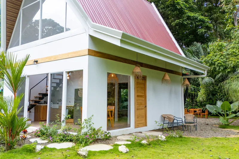 Detalles exteriores de la casa en Crystal Jungle Villa