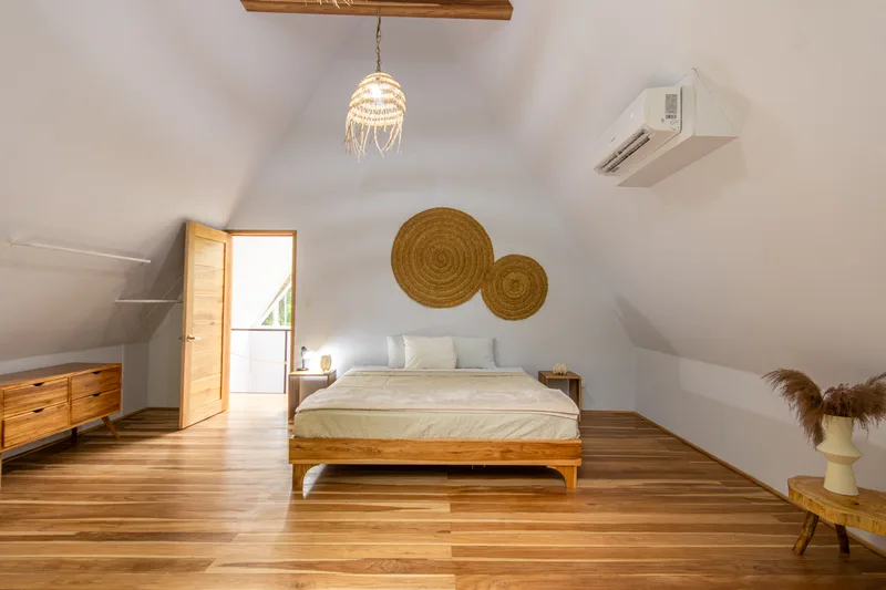 Habitación planta alta — cama king y aire acondicionado