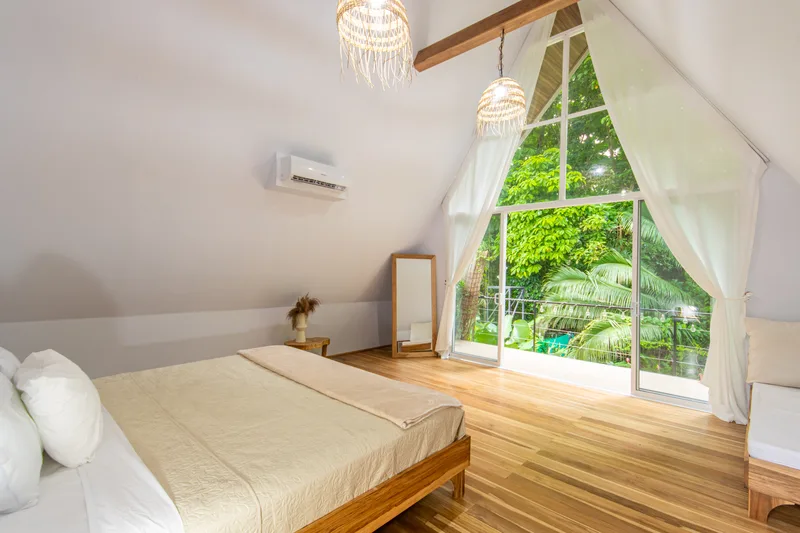 Habitación planta alta — vista a la selva y decoración boutique