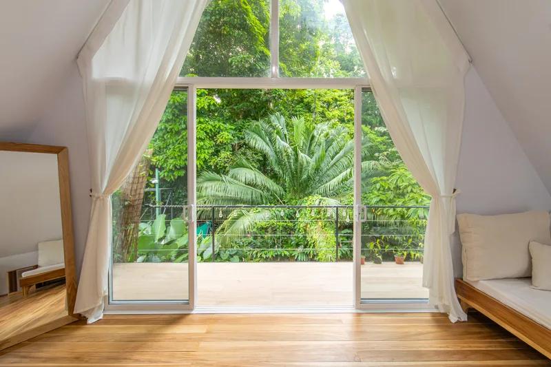 Habitación planta alta — vista tropical desde la ventana