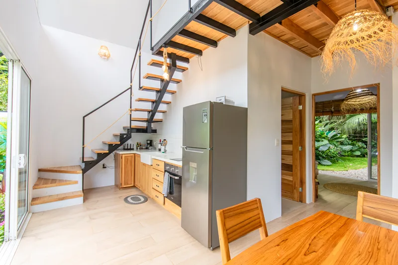 Espacio de cocina y comedor de concepto abierto