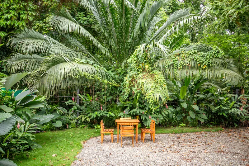 Asientos exteriores y sendero de piedras en el jardín privado